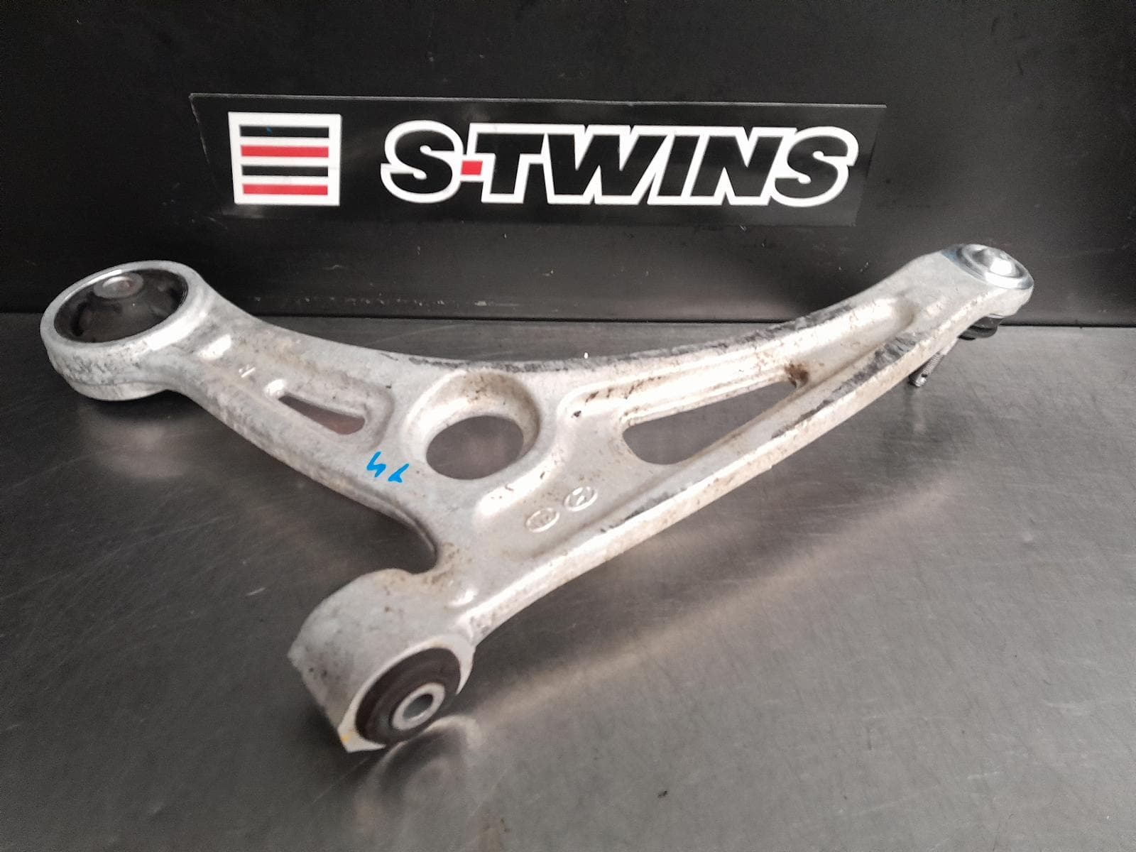 Used auto part listing image: 2022 HYUNDAI IONIQ RIGHT FRONT LOWER CONTROL ARM AE, 06/16- 0000272526