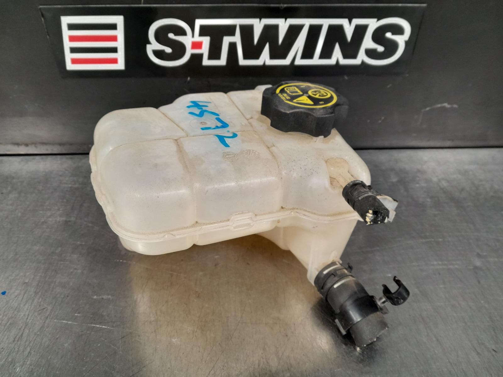 Used auto part listing image: 2016 HOLDEN CASCADA OVERFLOW BOTTLE CJ, 12/14-12/17 0000270347