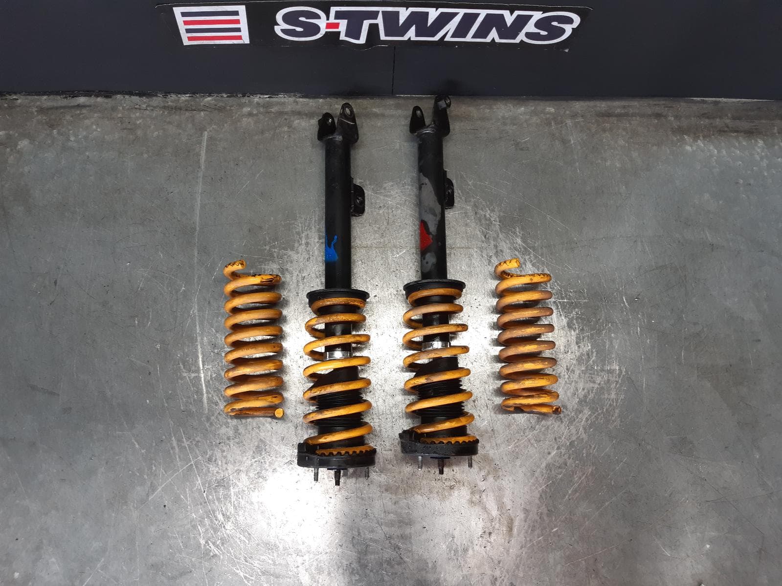Used auto part listing image: 2008 CHRYSLER 300C STRUT SET 11/05-12/11 0000160015