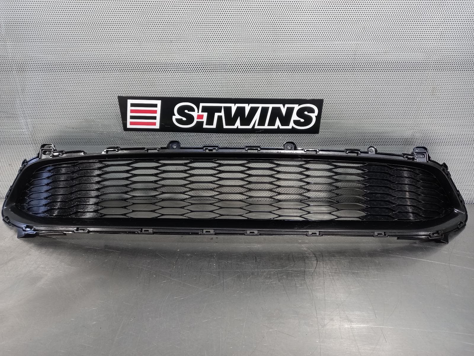 Used auto part listing image: 2019 KIA STINGER GRILLE BUMPER GRILLE, CK, 200S/200Si/RAFA, 06/17- 0000160239