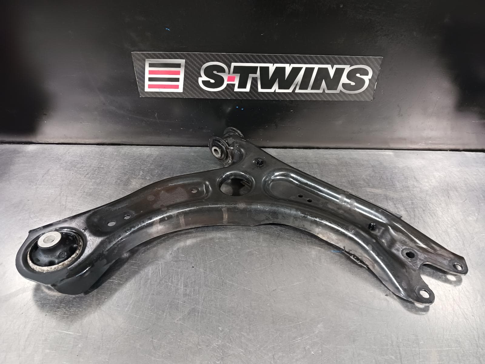 Used auto part listing image: 2018 VOLKSWAGEN POLO RIGHT FRONT LOWER CONTROL ARM AW-AE, NON GTi, 09/17- 0000227338