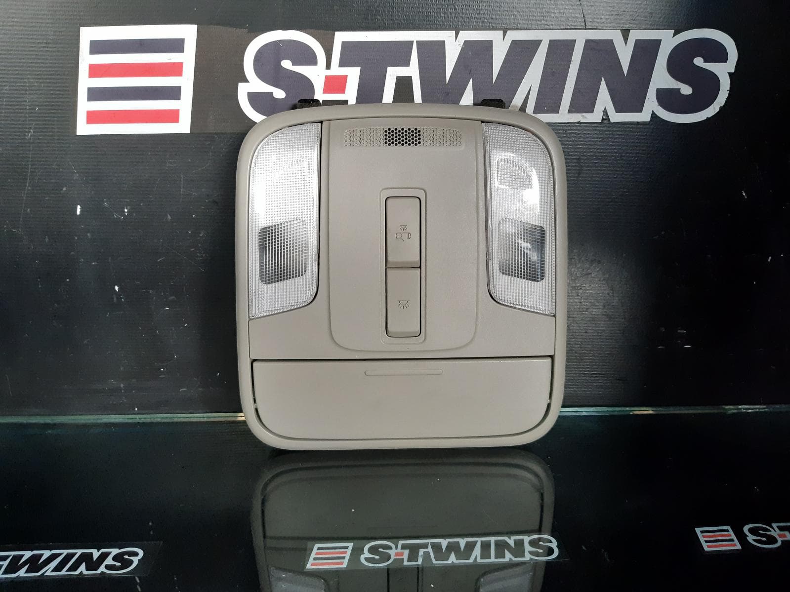Used auto part listing image: 2015 KIA CARNIVAL/GRAND CARNIVAL COURTESY LIGHT YP, NON POWER TAILGATE & POWER SLIDE DOOR SWITCHES TYPE, 02/15-10/20 0000161794