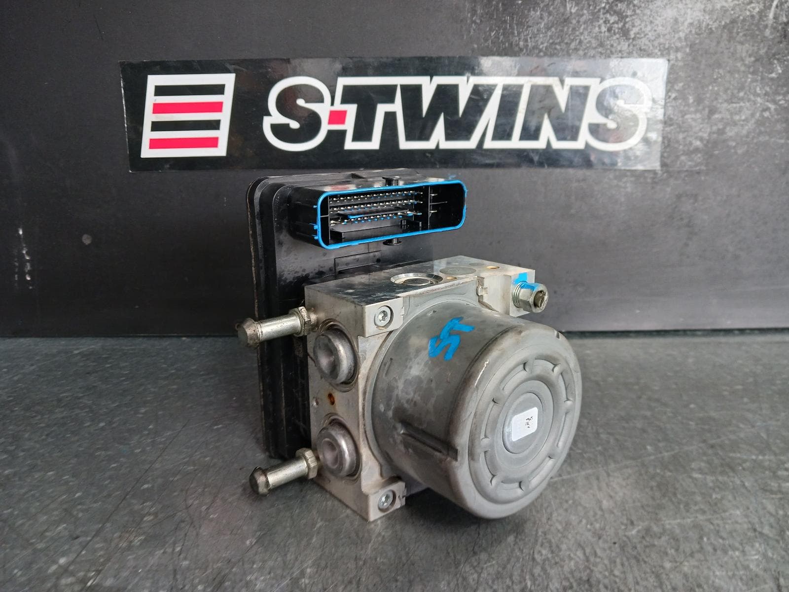 Used auto part listing image: 2016 SUBARU LEVORG ABS PUMP MODULATOR V1, P/N 27596VA070, 05/16-12/20 0000317523