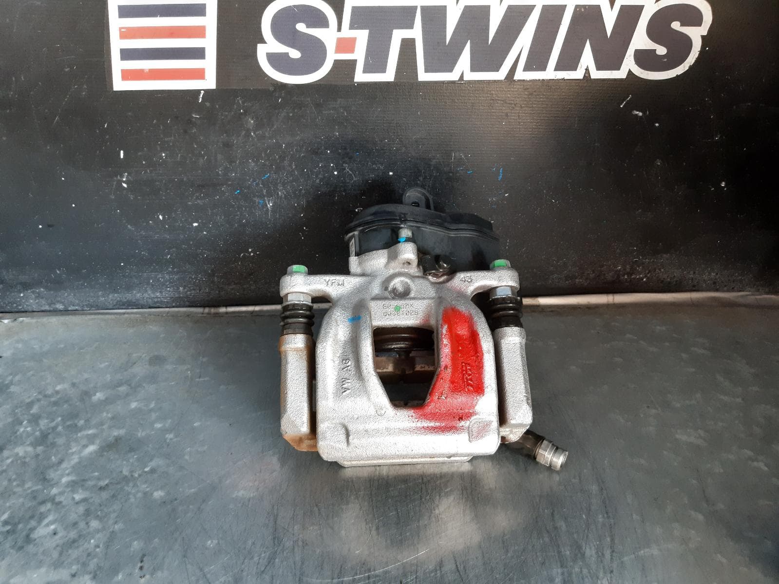 Used auto part listing image: 2019 AUDI Q5 CALIPER LEFT REAR, FY, 02/17- 0000225428