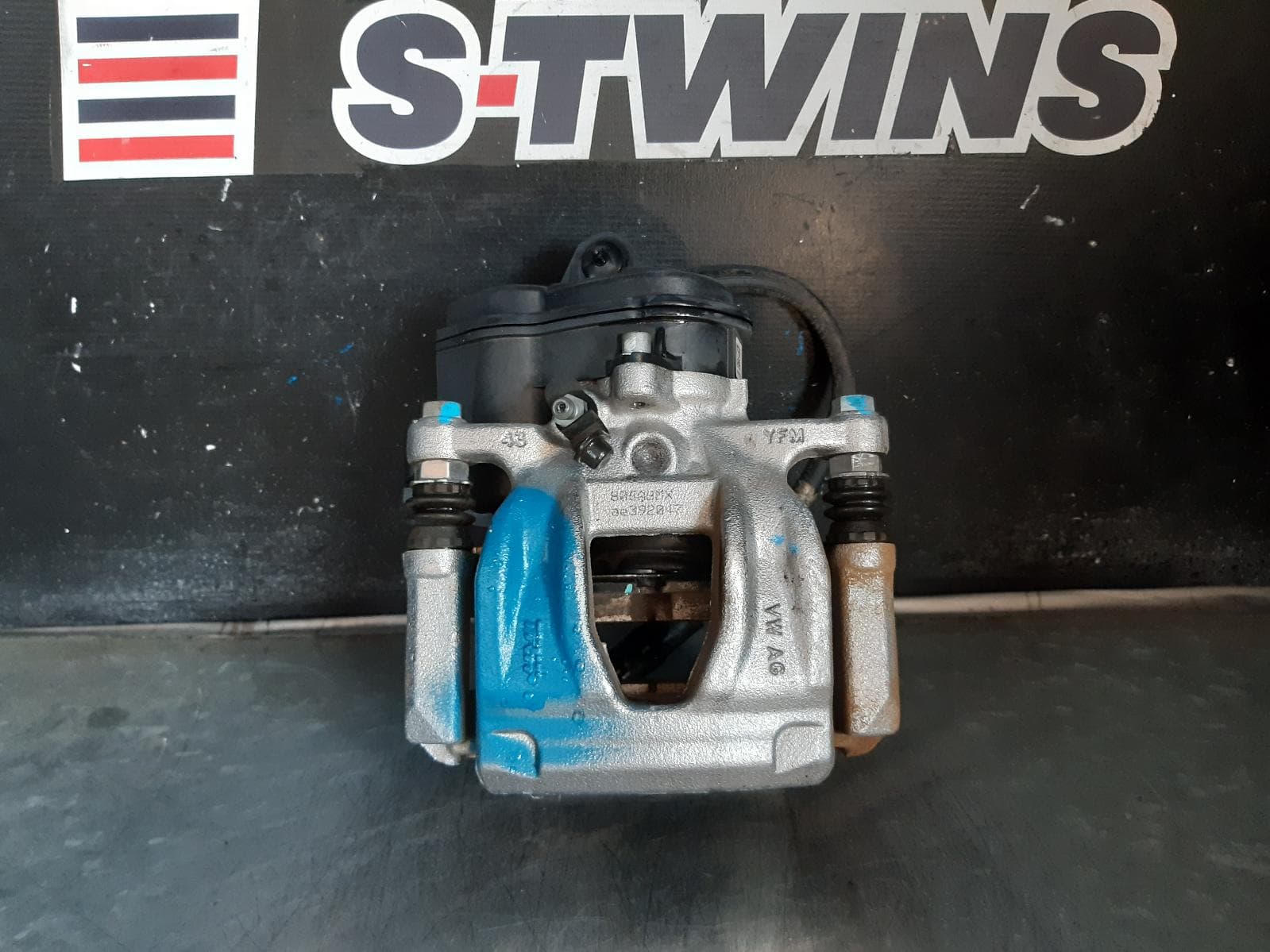 Used auto part listing image: 2019 AUDI Q5 CALIPER RIGHT REAR, FY, 02/17- 0000225429