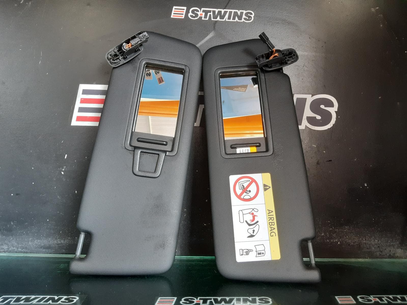 Used auto part listing image: 2019 AUDI Q5 SUNVISOR FY, PAIR, BLACK, 02/17- 0000225397