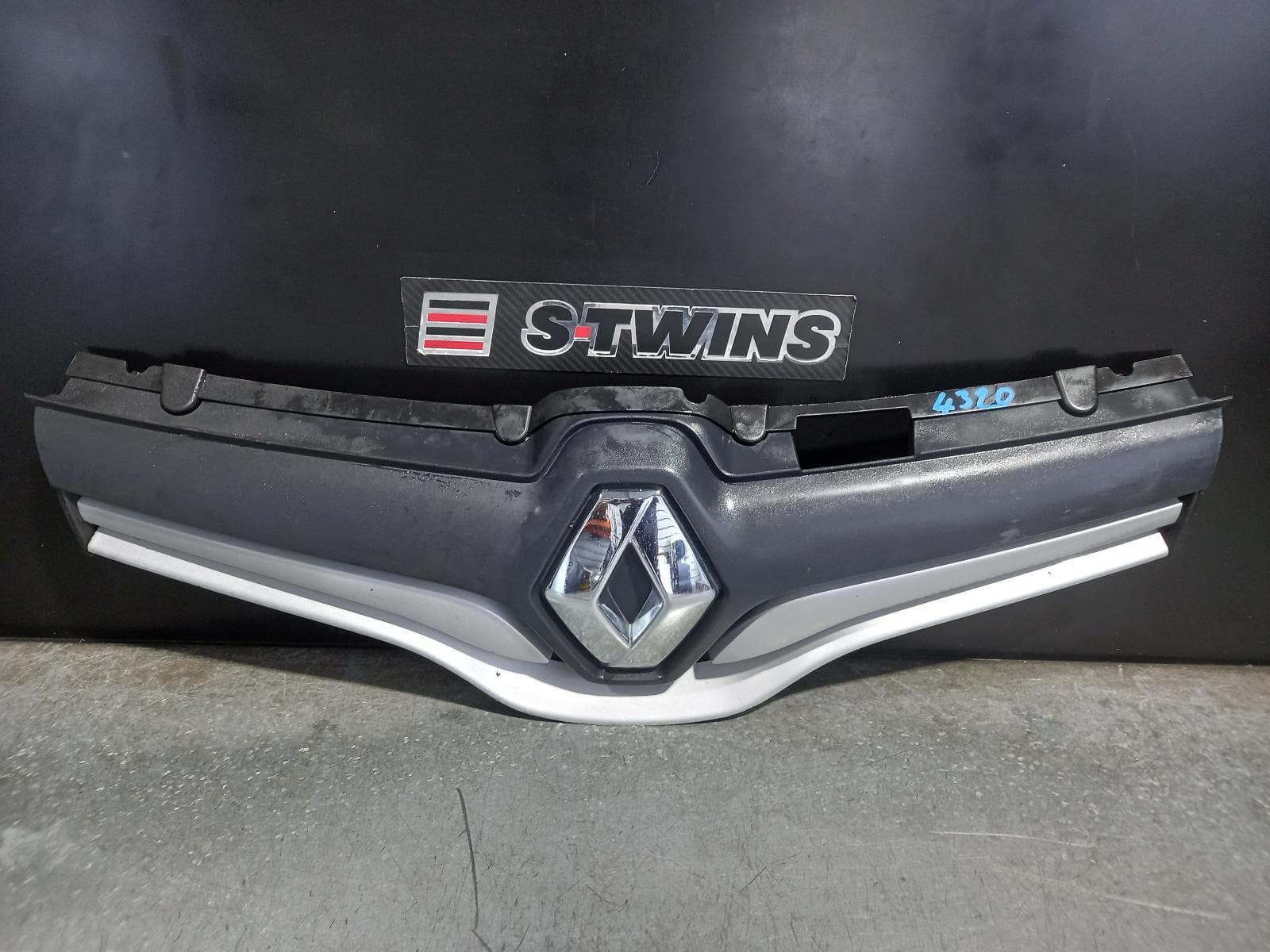 Used auto part listing image: 2016 RENAULT KANGOO GRILLE X61, BUMPER GRILLE, GREY, 09/13-02/22 0000242784