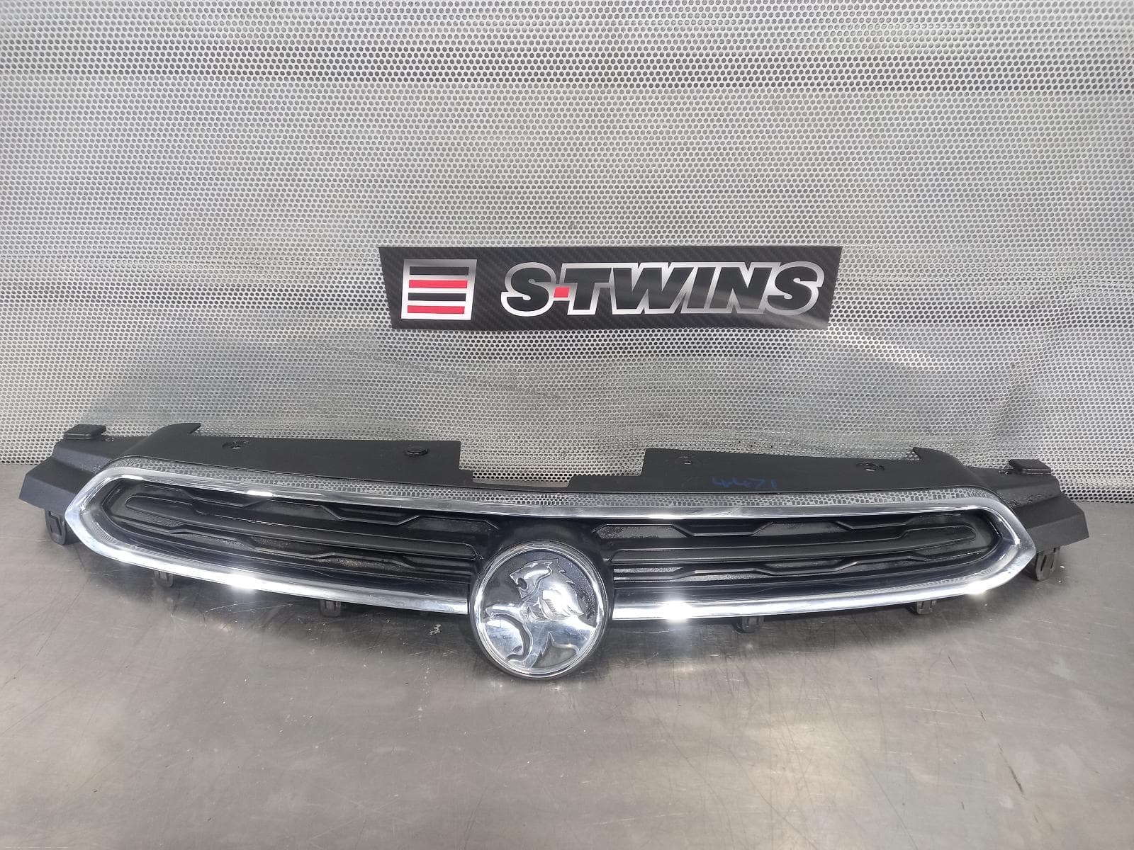 Used auto part listing image: 2016 HOLDEN CRUZE GRILLE RADIATOR GRILLE (UPPER), JH, CHROME, 01/15-01/17 0000164608
