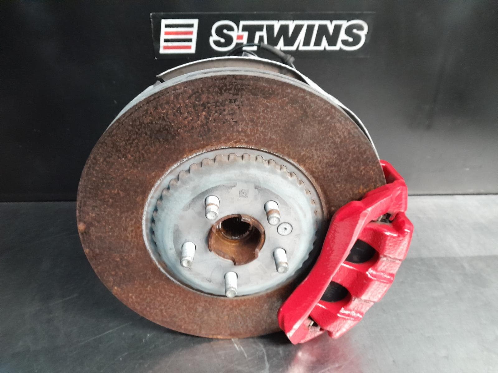 Used auto part listing image: 2020 LAND ROVER DISCOVERY SPORT RIGHT FRONT HUB ASSEMBLY L550, 07/19- 0000289165