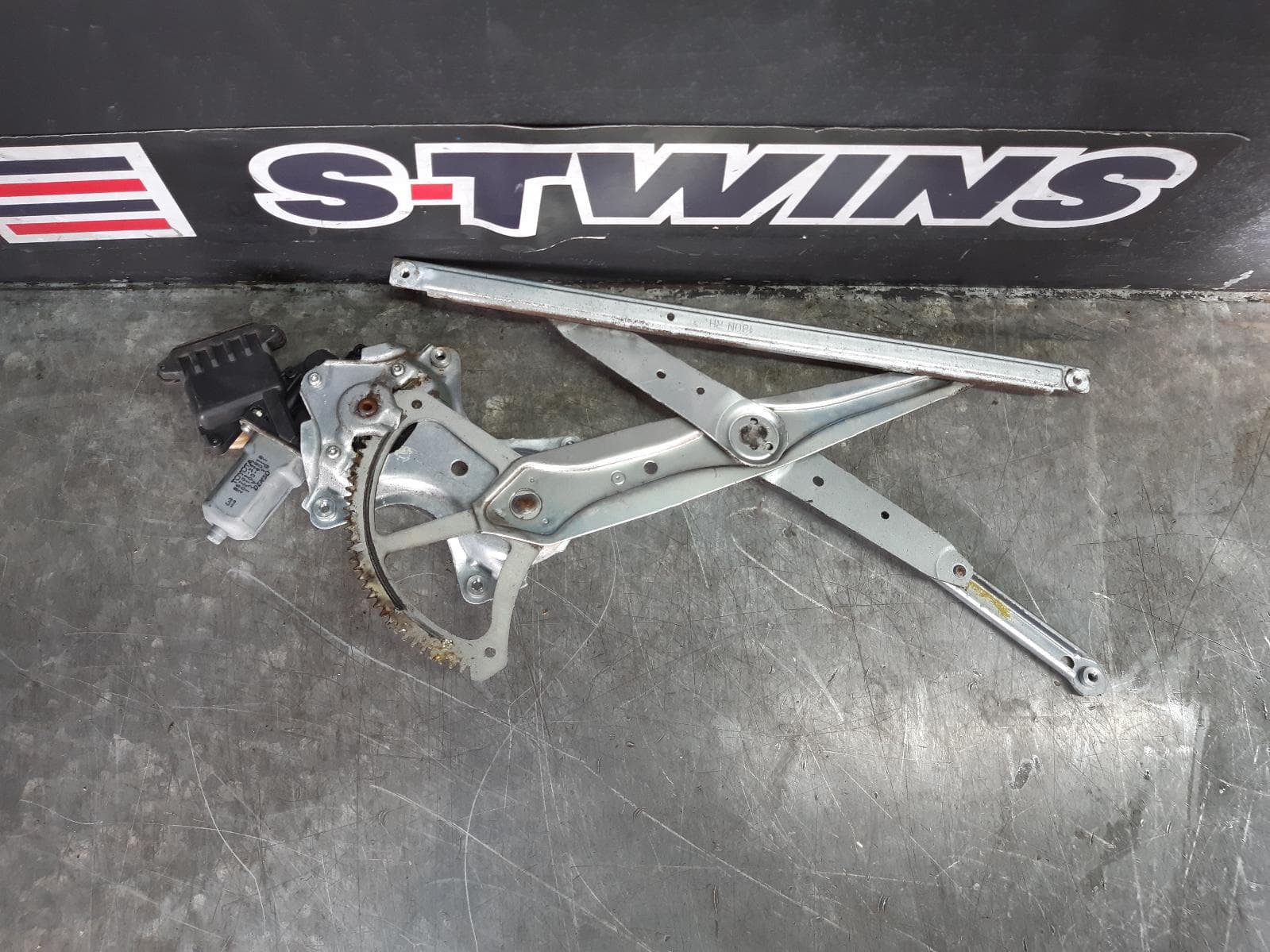 Used auto part listing image: 2013 TOYOTA RUKUS RIGHT FRONT WINDOW REG MOTOR AZE151R, 01/07-12/15 0000166012