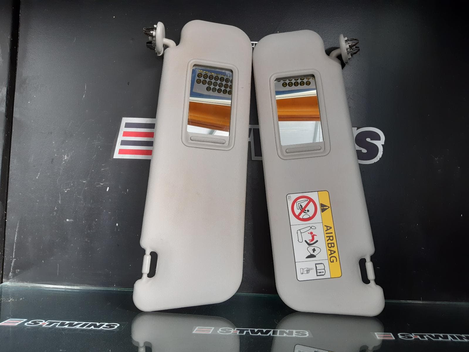 Used auto part listing image: 2013 TOYOTA RUKUS SUNVISOR AZE151R, PAIR, 01/07-12/15 0000166008