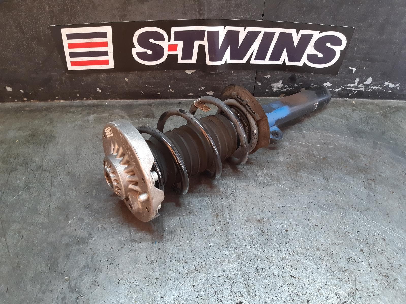 Used auto part listing image: 2017 MINI COUNTRYMAN RIGHT FRONT STRUT F60, 03/17-01/24 0000280242