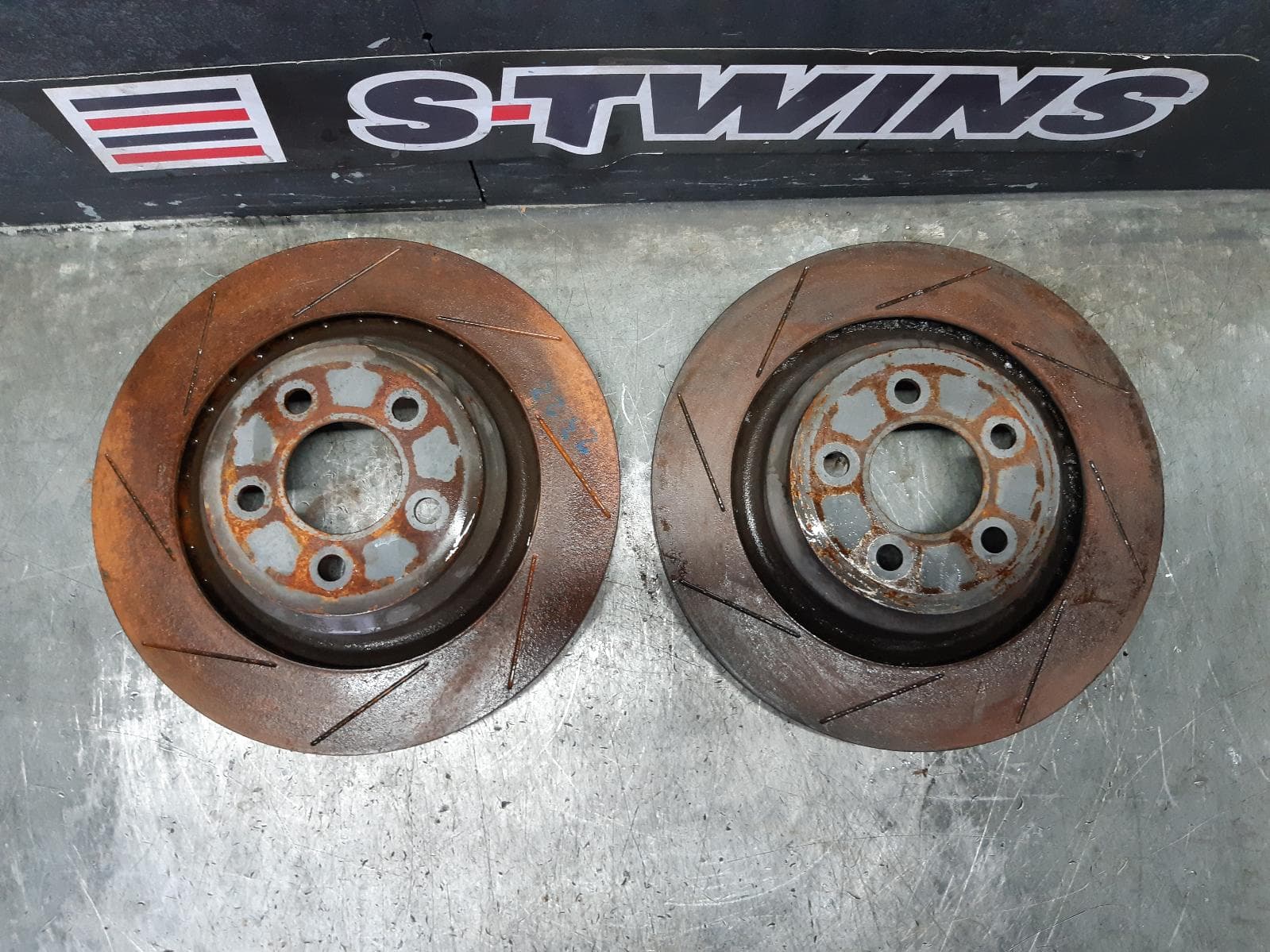 Used auto part listing image: 2013 CHRYSLER 300C REAR BRAKE DISC DRUM LX2, 12/11-12/21 0000166661