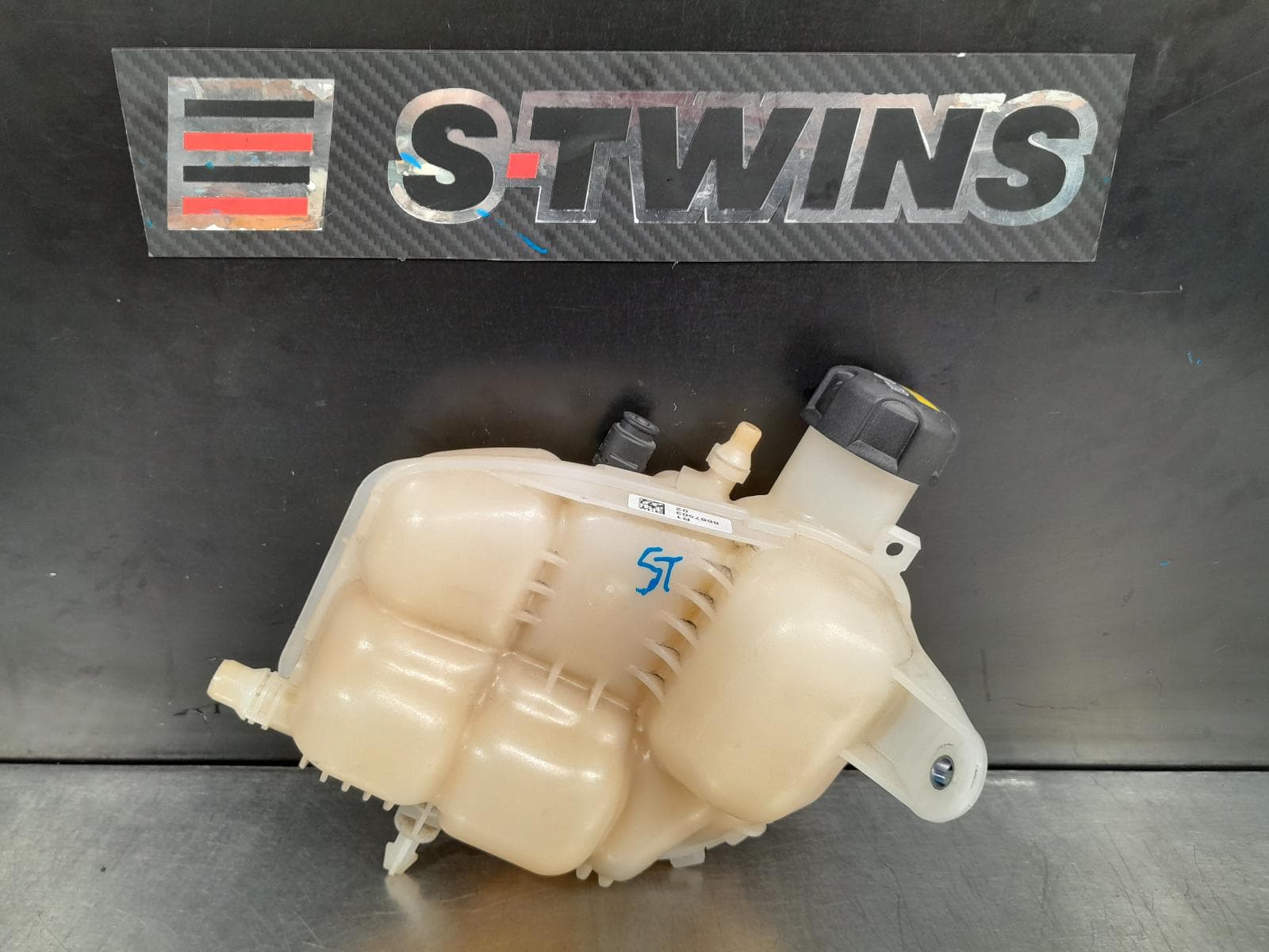 Used auto part listing image: 2020 BMW X1 OVERFLOW BOTTLE F48, PETROL, 1.5/2.0, TURBO, B38C/B48C/B48D, 12/17-06/22 0000195768