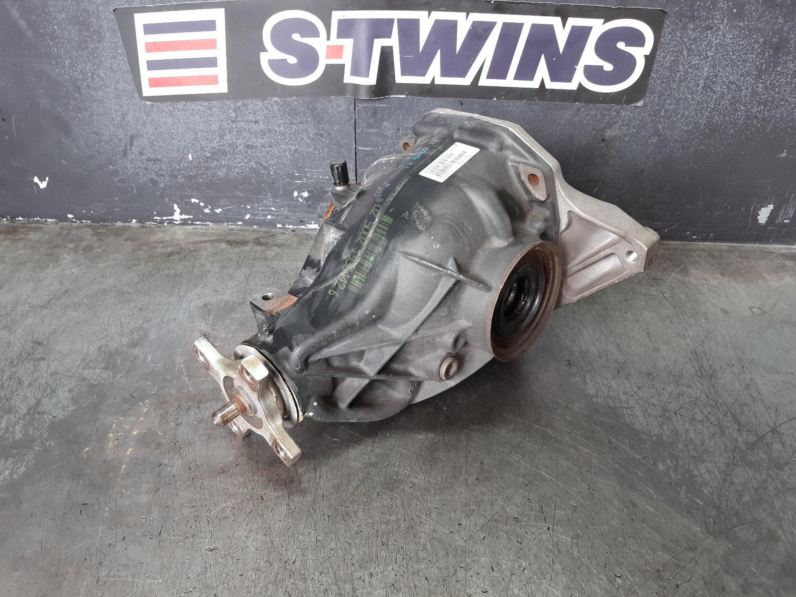 Used auto part listing image: 2015 MERCEDES C CLASS DIFFERENTIAL CENTRE REAR, W205/S205/C205, C250BT, 2.647 RATIO, 08/14-07/18 0000179015