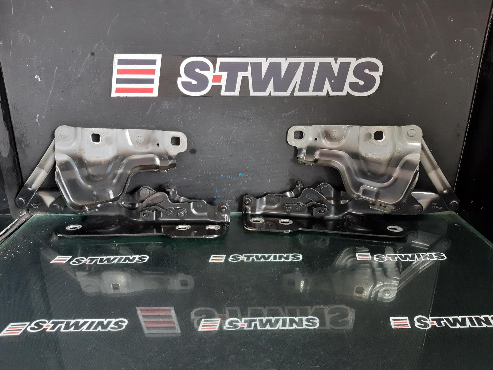 Used auto part listing image: 2019 JAGUAR XE BONNET HINGE STRUT HINGES (PAIR), X760, 05/15- 0000196058