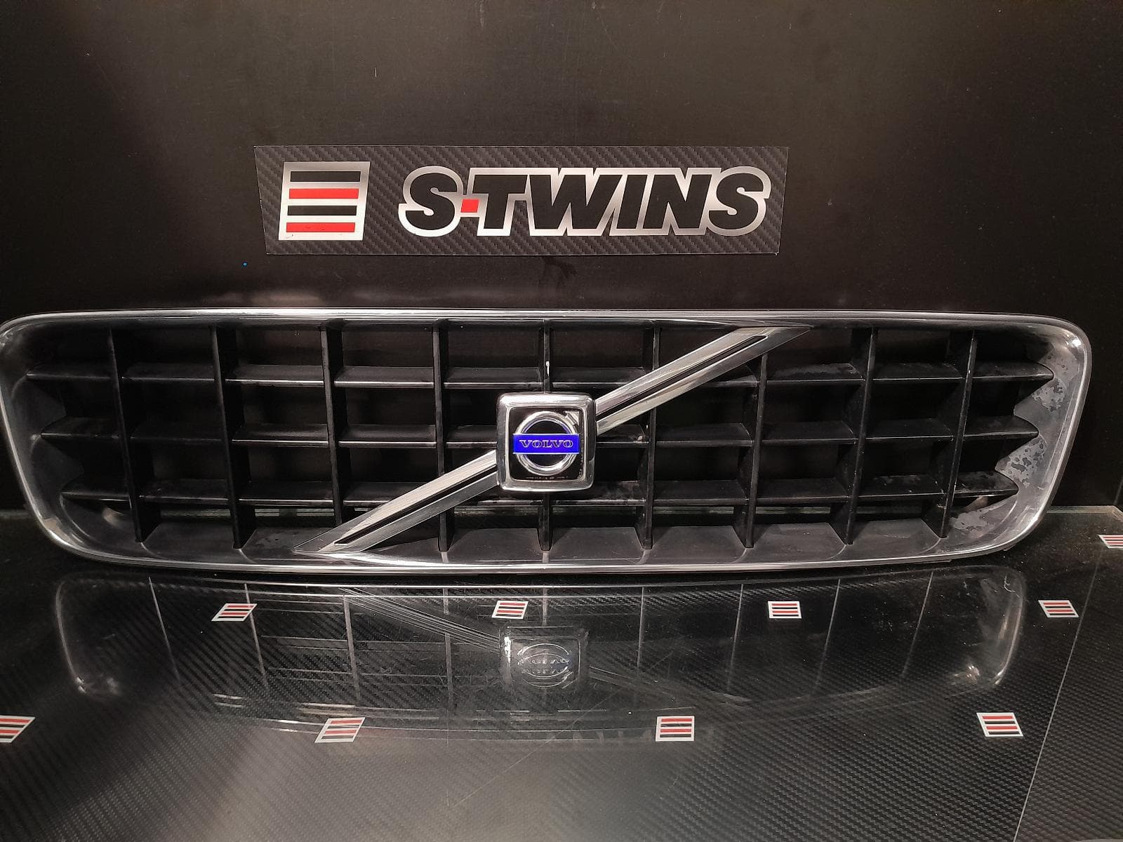 Used auto part listing image: 2007 VOLVO XC90 GRILLE RADIATOR GRILLE, LE, 09/06-12/14 0000169423