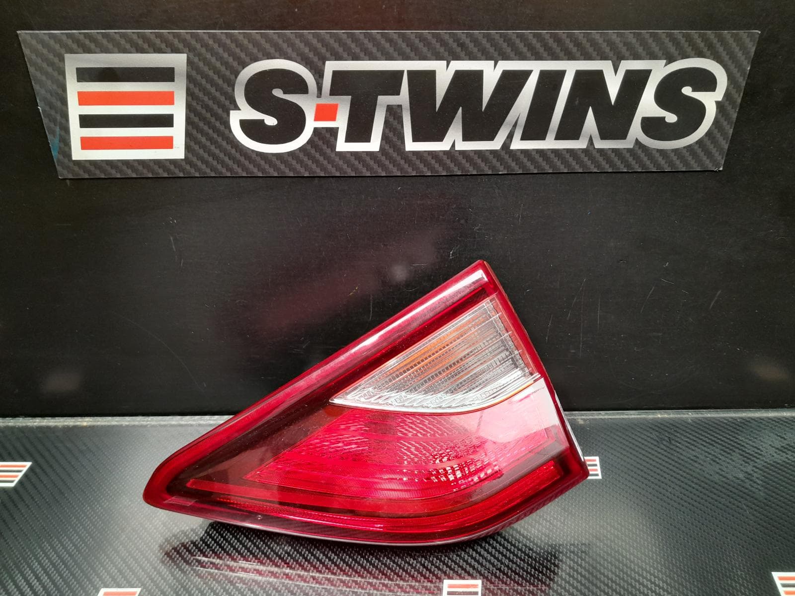 Used auto part listing image: 2021 KIA STONIC REAR GARNISH TAILGATE LAMP (RH SIDE), NON LED TYPE, YB, 08/20- 0000181401
