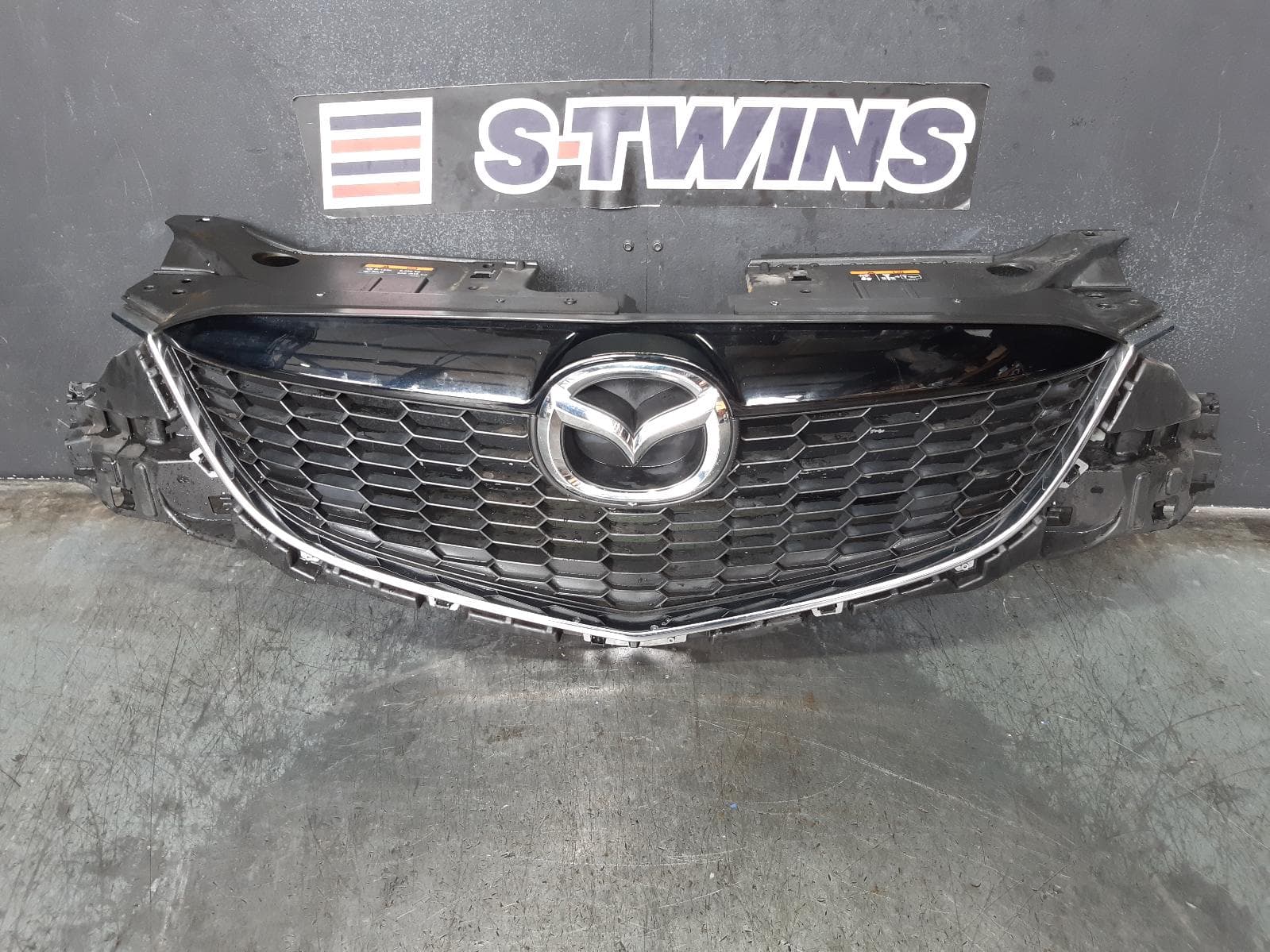 Used auto part listing image: 2012 MAZDA CX5 GRILLE RADIATOR GRILLE, KE, NON PARK SENSOR TYPE, 02/12-12/14 0000170637