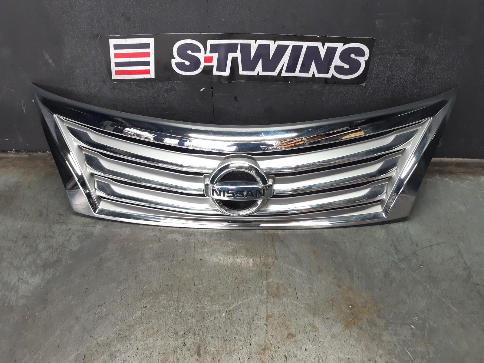 Used auto part listing image: 2015 NISSAN ALTIMA GRILLE RADIATOR GRILLE, L33, 11/13-12/17 0000171521
