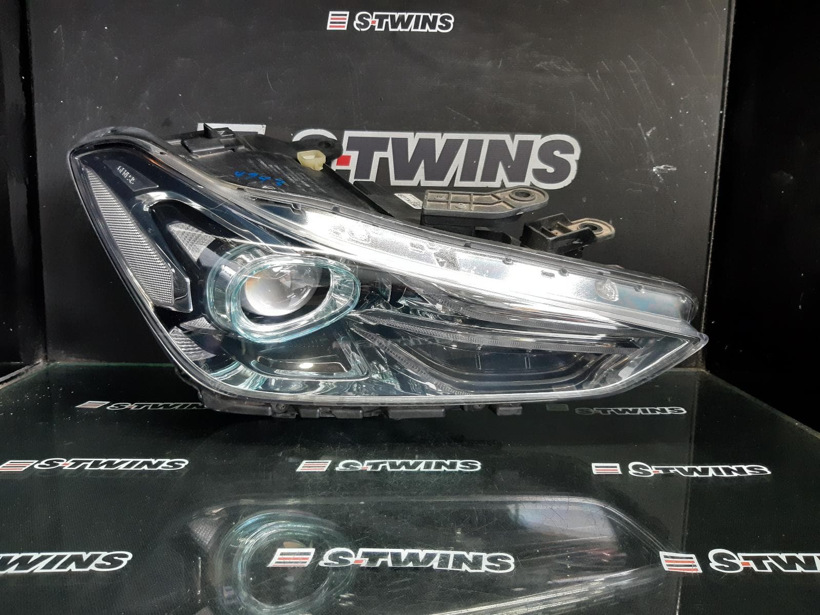 Used auto part listing image: 2020 GENESIS G70 RIGHT HEADLAMP IK, LED TYPE, 05/19-01/21 0000357843