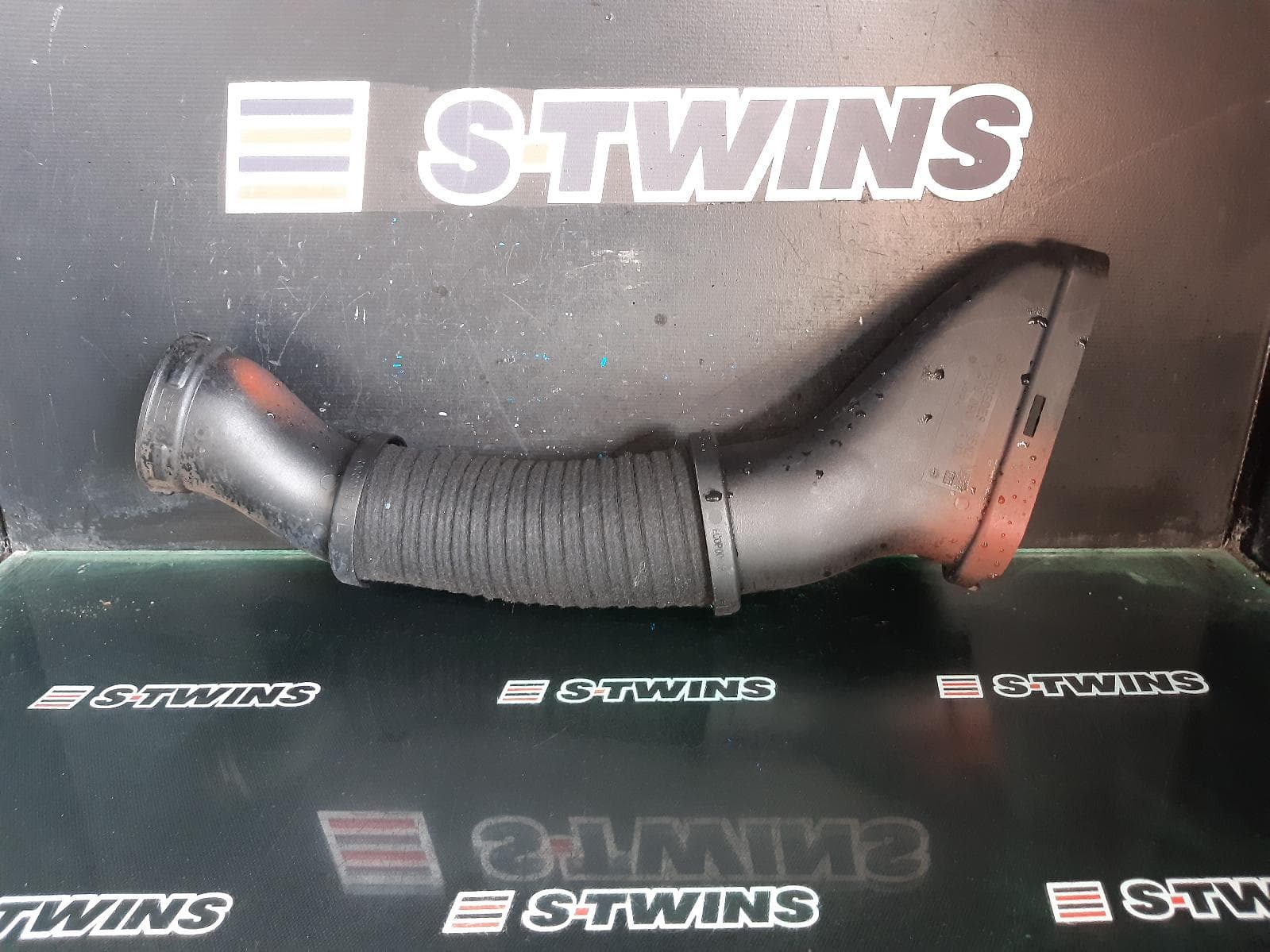 Used auto part listing image: 2018 MERCEDES GLS CLASS AIR CLEANER DUCT HOS X166, AIRBOX TO TURBO (LH SIDE), PETROL, 4.7, 01/16-07/19 0000285890