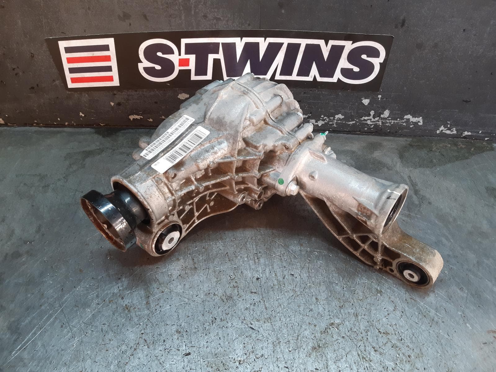 Used auto part listing image: 2018 MERCEDES GLS CLASS DIFFERENTIAL CENTRE FRONT, X166, 01/16-07/19 0000285884
