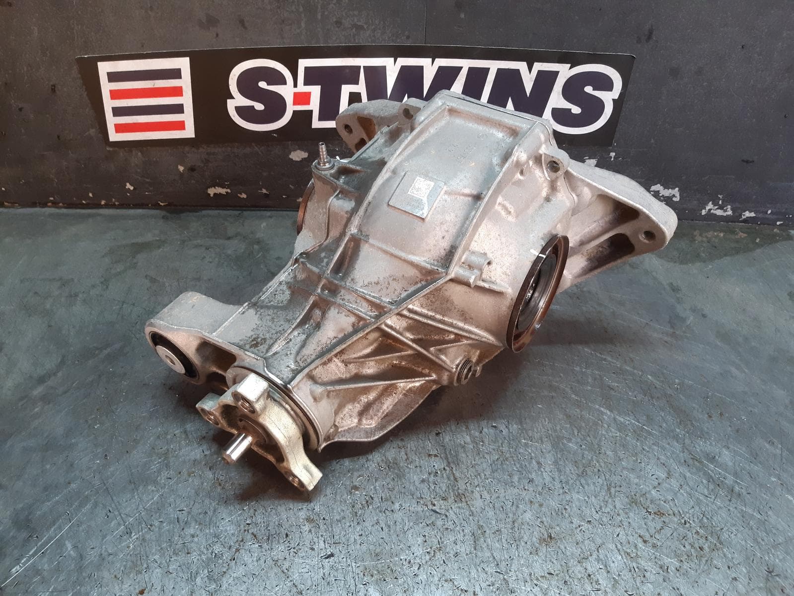Used auto part listing image: 2018 MERCEDES GLS CLASS DIFFERENTIAL CENTRE REAR, X166, 01/16-07/19 0000285885
