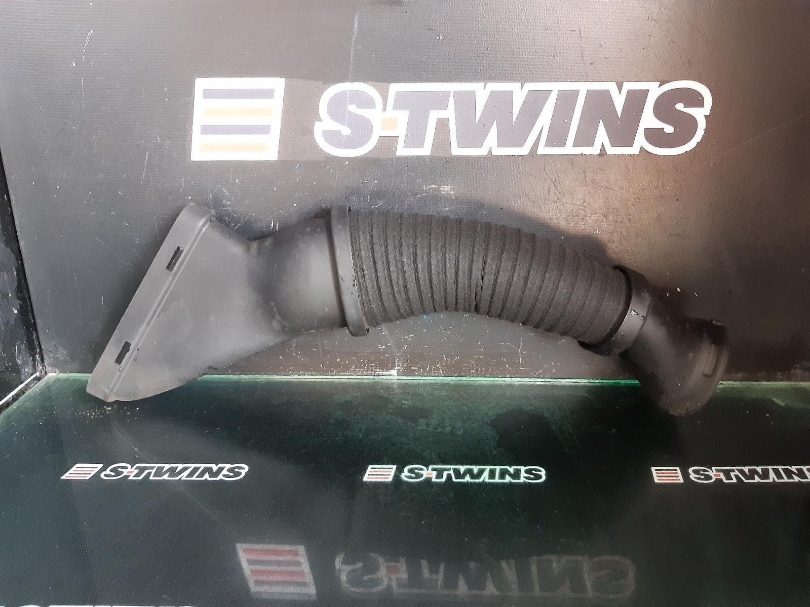 Used auto part listing image: 2018 MERCEDES GLS CLASS AIR CLEANER DUCT HOS X166, AIRBOX TO TURBO (RH SIDE), PETROL, 4.7, 01/16-07/19 0000285891