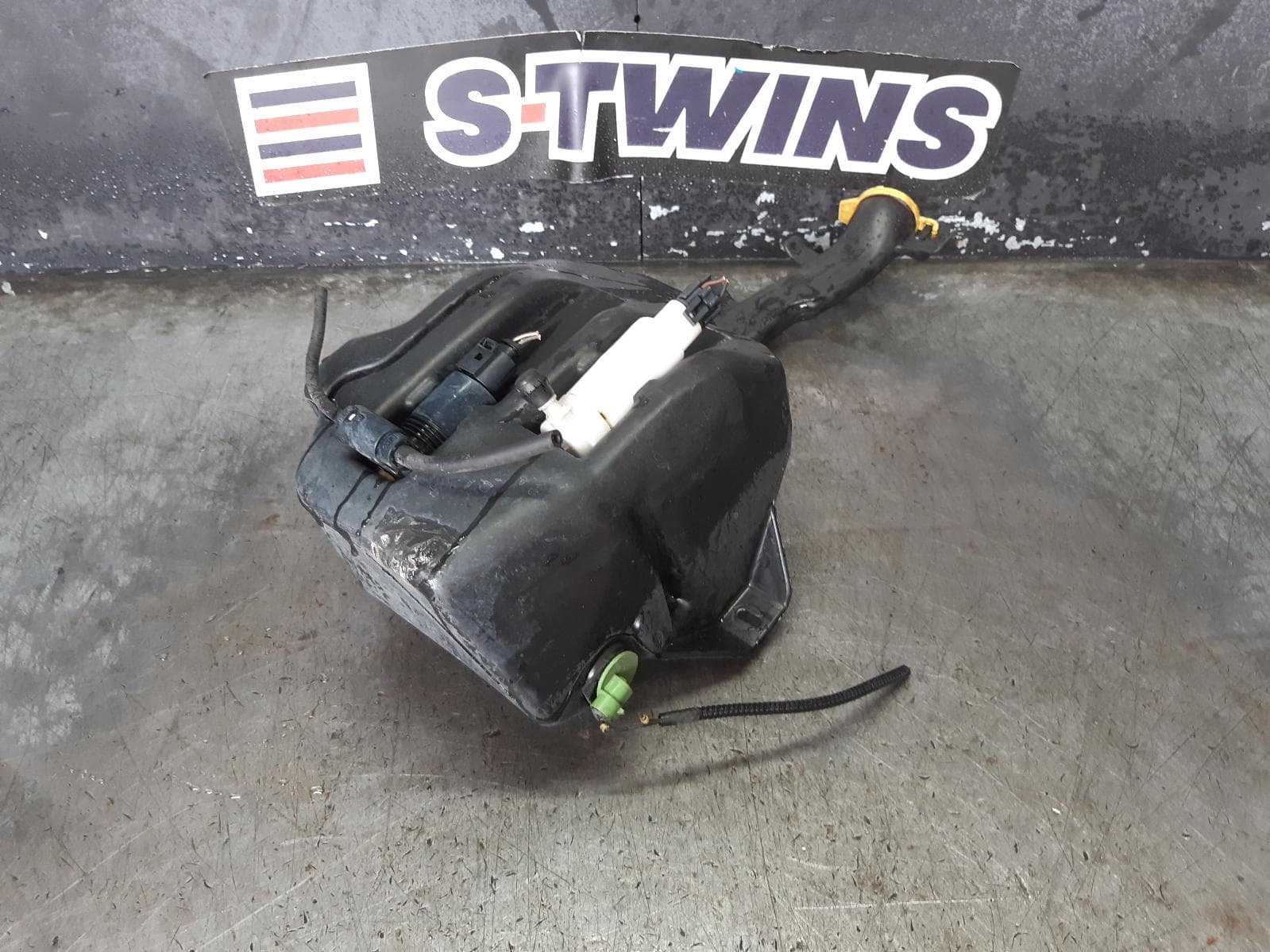 Used auto part listing image: 2008 JEEP GRANDCHEROKEE WASHER BOTTLE WH, W/ H/LAMP WASHER TYPE, 07/05-12/10 0000239166