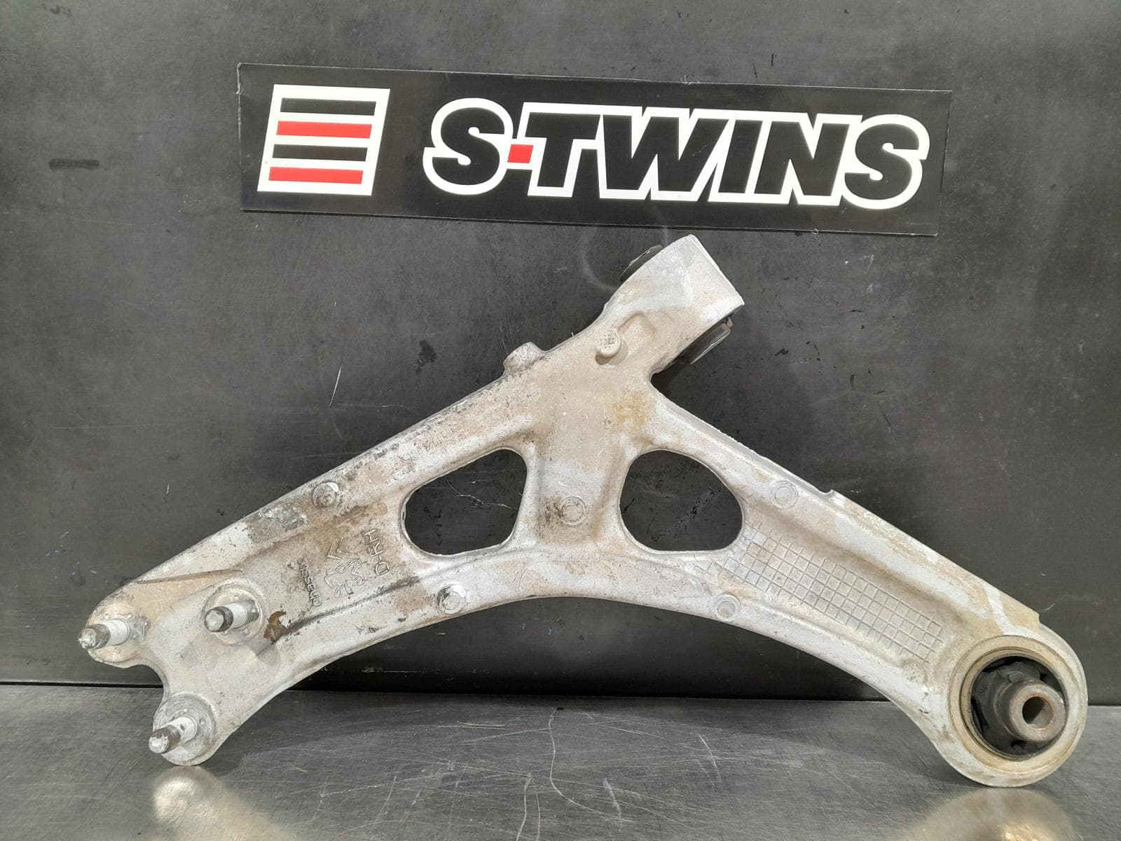 Used auto part listing image: 2019 PEUGEOT PARTNER RIGHT FRONT LOWER CONTROL ARM K9, 02/19- 0000270425