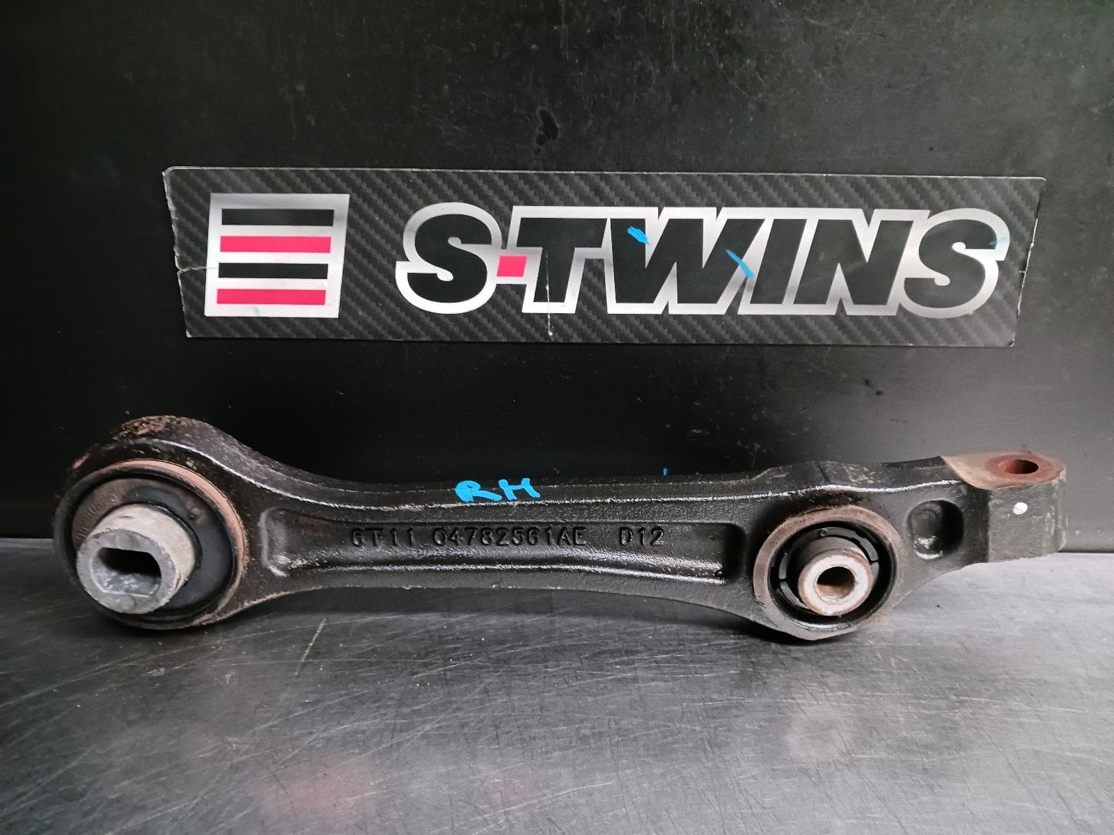 Used auto part listing image: 2010 CHRYSLER 300C RIGHT FRONT LOWER CONTROL ARM LOWER CONTROL ARM-REAR, 6.1, V8, 04/06-12/11 0000250269