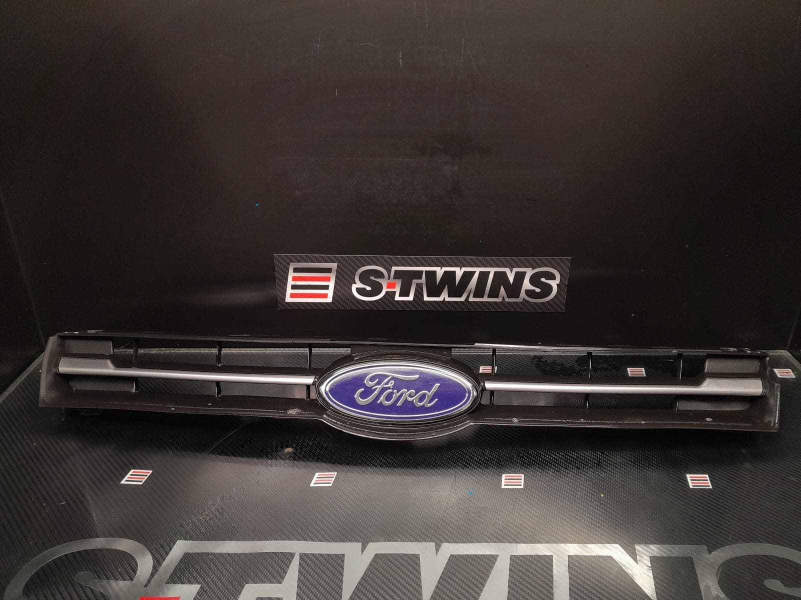 Used auto part listing image: 2015 FORD TERRITORY GRILLE RADIATOR GRILLE, SZ MKII, TS/TX, SILVER, 10/14-12/16 0000171791
