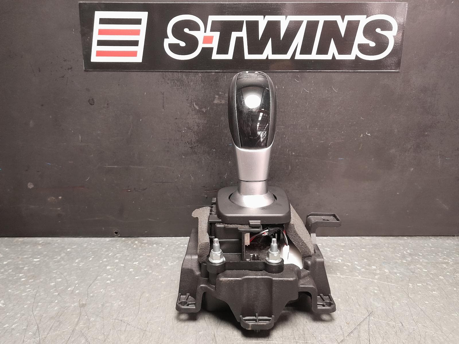 Used auto part listing image: 2020 ALFA ROMEO STELVIO GEAR STICK SHIFTER 949, 01/18- 0000353647