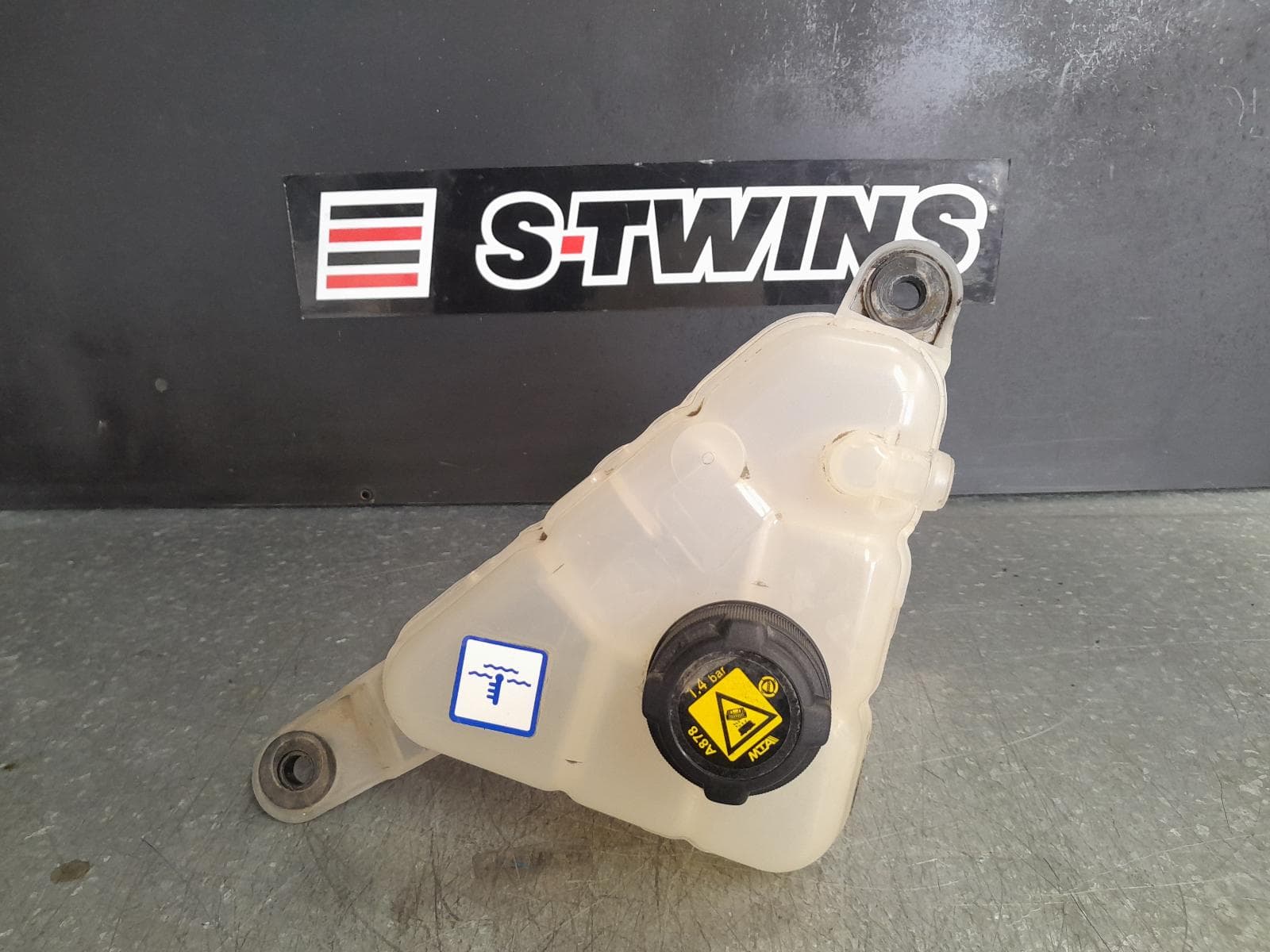 Used auto part listing image: 2020 ALFA ROMEO STELVIO OVERFLOW BOTTLE 949, FRONT, 2.9, PETROL, 01/18- 0000321345