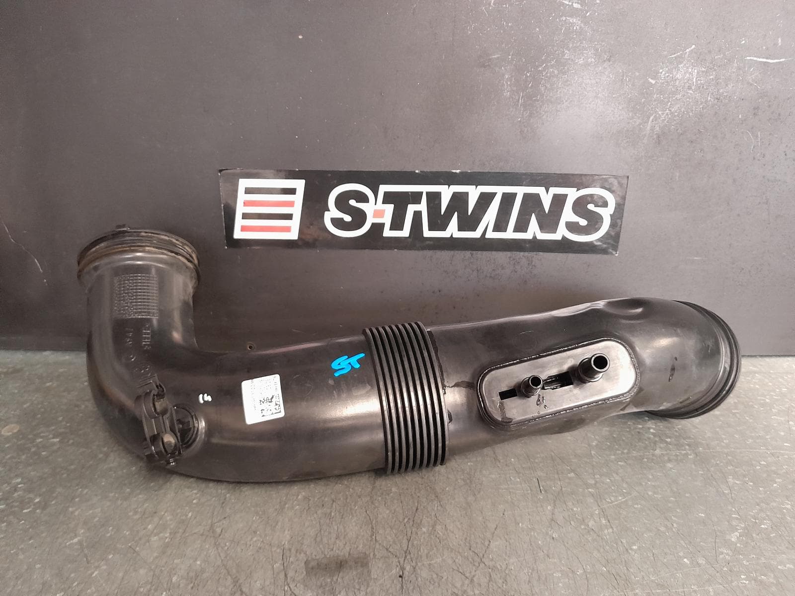 Used auto part listing image: 2020 ALFA ROMEO STELVIO AIR CLEANER DUCT HOS 949, 01/18- 0000321330
