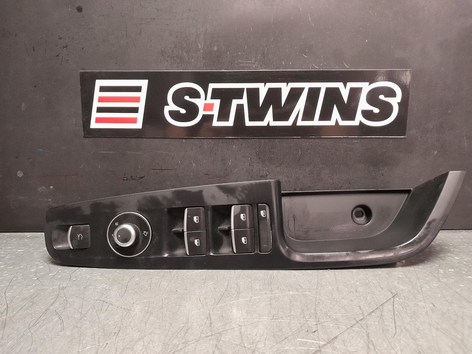 Used auto part listing image: 2020 ALFA ROMEO STELVIO PWR DR WIND SWITCH RH FRONT (MASTER SWITCH), 949, 01/18- 0000353594