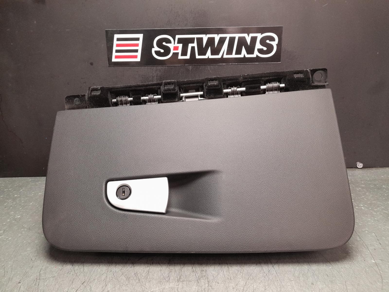 Used auto part listing image: 2020 ALFA ROMEO STELVIO GLOVE BOX 949, 01/18- 0000353617