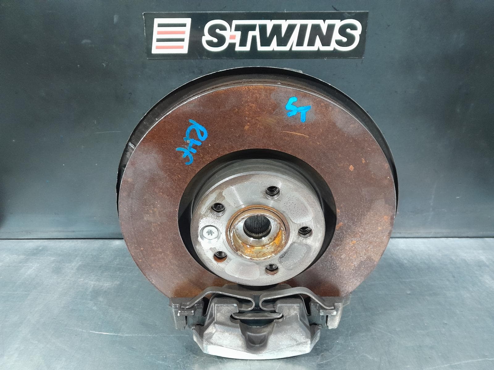 Used auto part listing image: 2016 VOLVO XC60 RIGHT FRONT HUB ASSEMBLY DZ, 02/09-04/17 0000278069