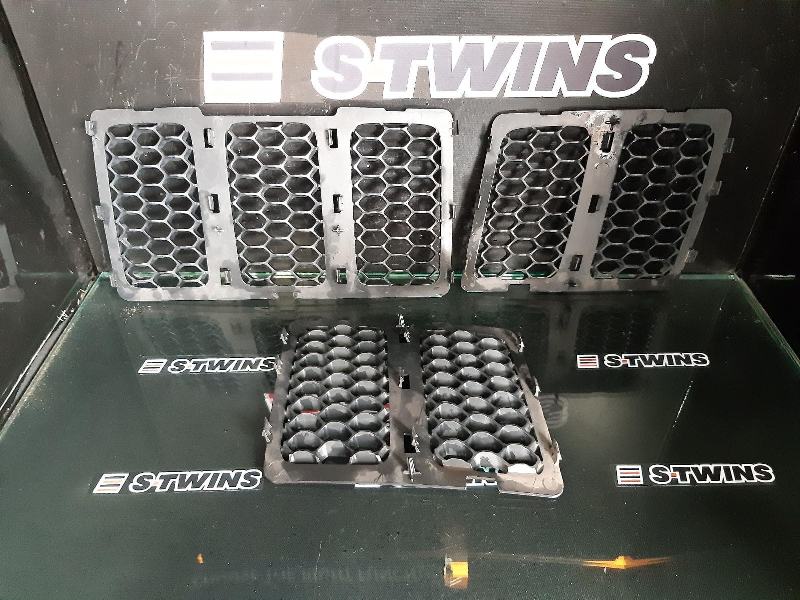 Used auto part listing image: 2015 JEEP GRANDCHEROKEE GRILLE RADIATOR GRILLE, WK, SRT/OVERLAND, 04/13-09/16 0000173703