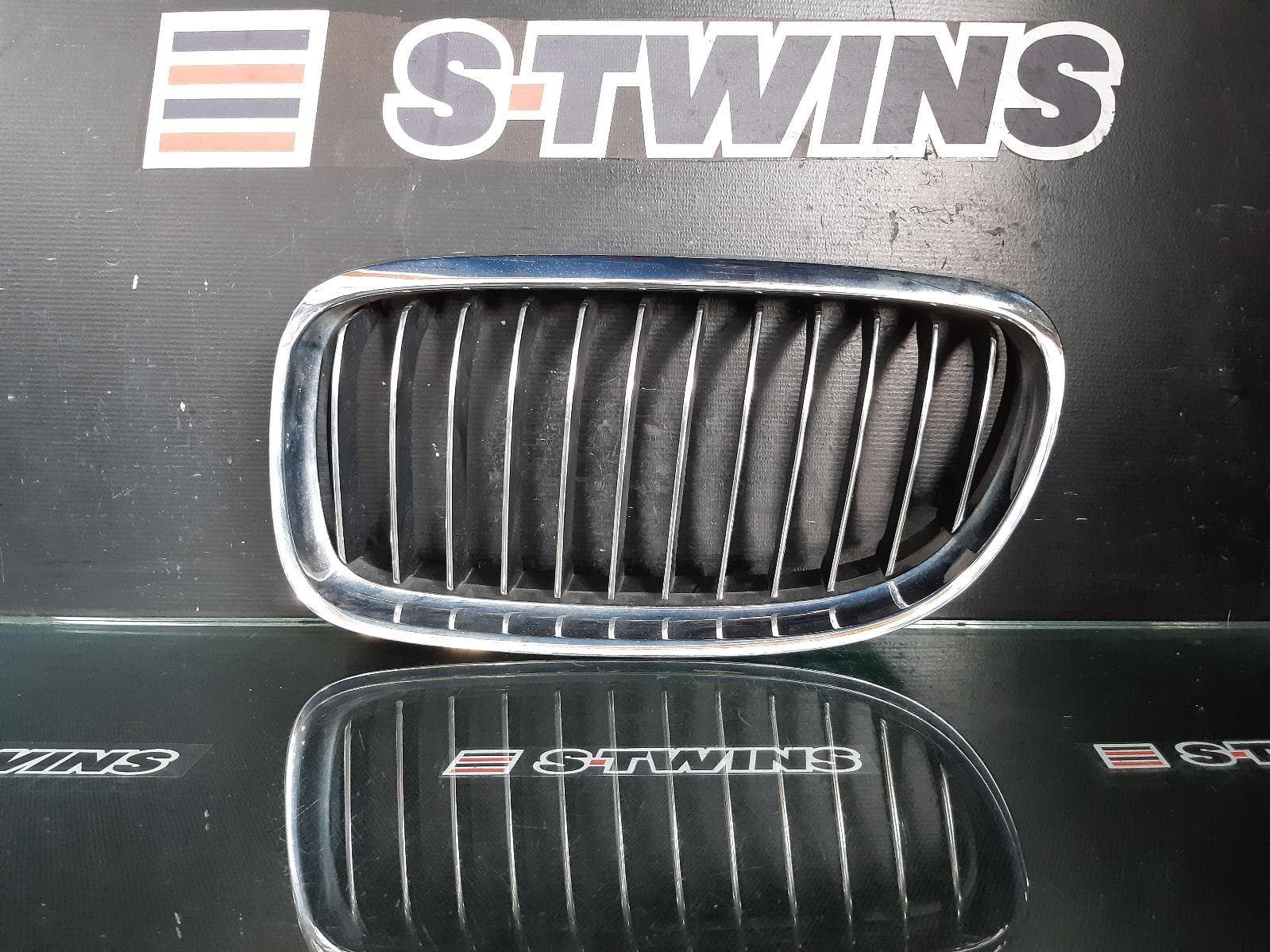 Used auto part listing image: 2009 BMW 3 SERIES GRILLE BONNET GRILLE (LH SIDE), E90/E92/E93, SEDAN/COUPE/CABRIO, 03/07-09/13 0000173705