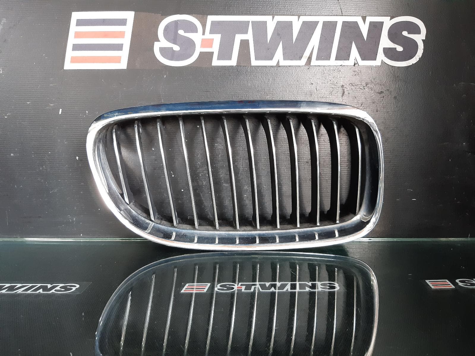 Used auto part listing image: 2009 BMW 3 SERIES GRILLE BONNET GRILLE (RH SIDE), E90/E92/E93, SEDAN/COUPE/CABRIO, 03/07-09/13 0000173706