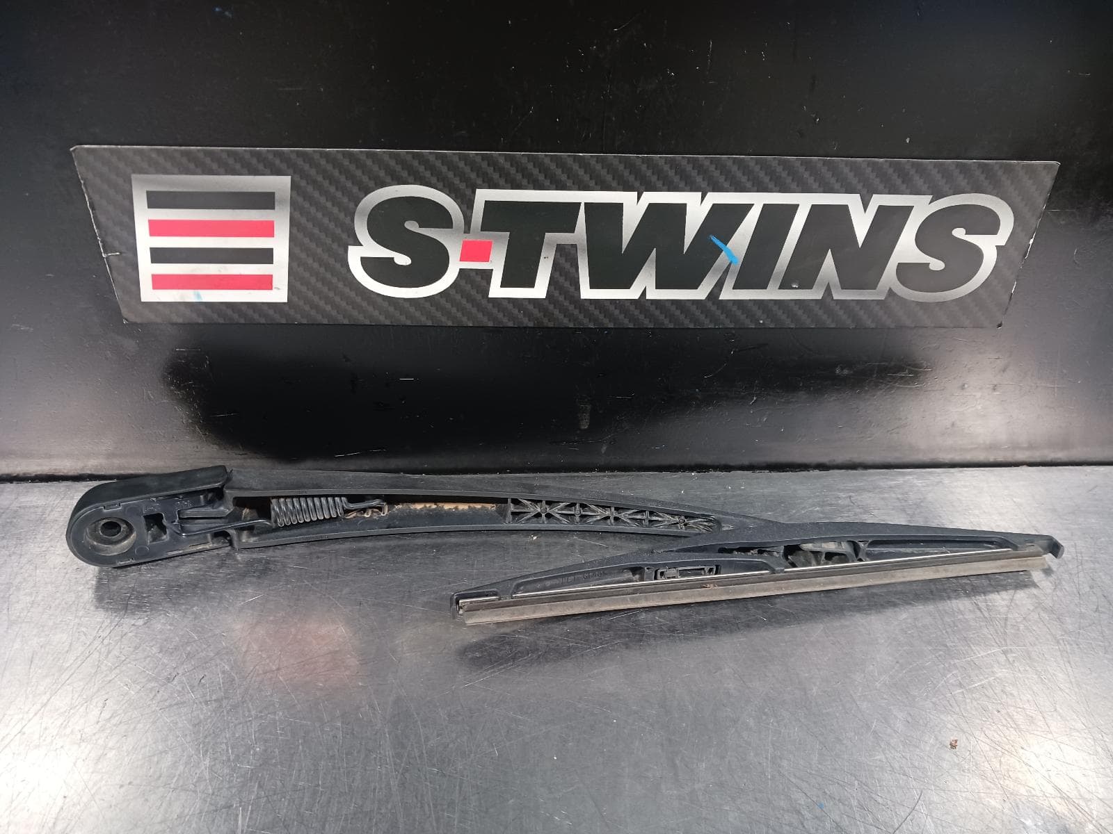 Used auto part listing image: 2018 MITSUBISHI PAJERO WIPER ARM TAILGATE, PAJERO SPORT, QE, 10/15- 0000237363