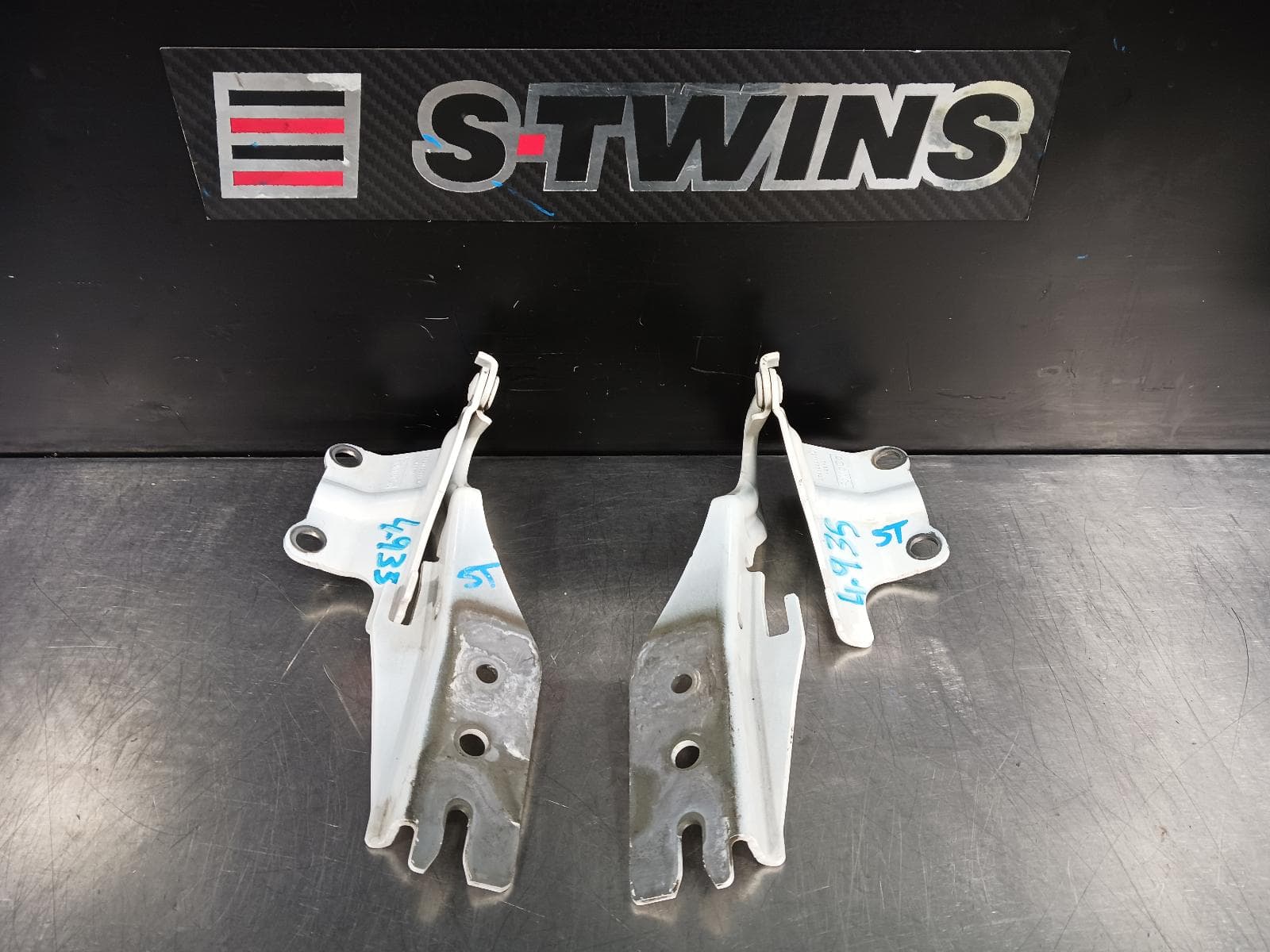 Used auto part listing image: 2019 FORD RANGER BONNET HINGE STRUT HINGES (PAIR), PX, XL PLUS TYPE, 06/11- 0000197956