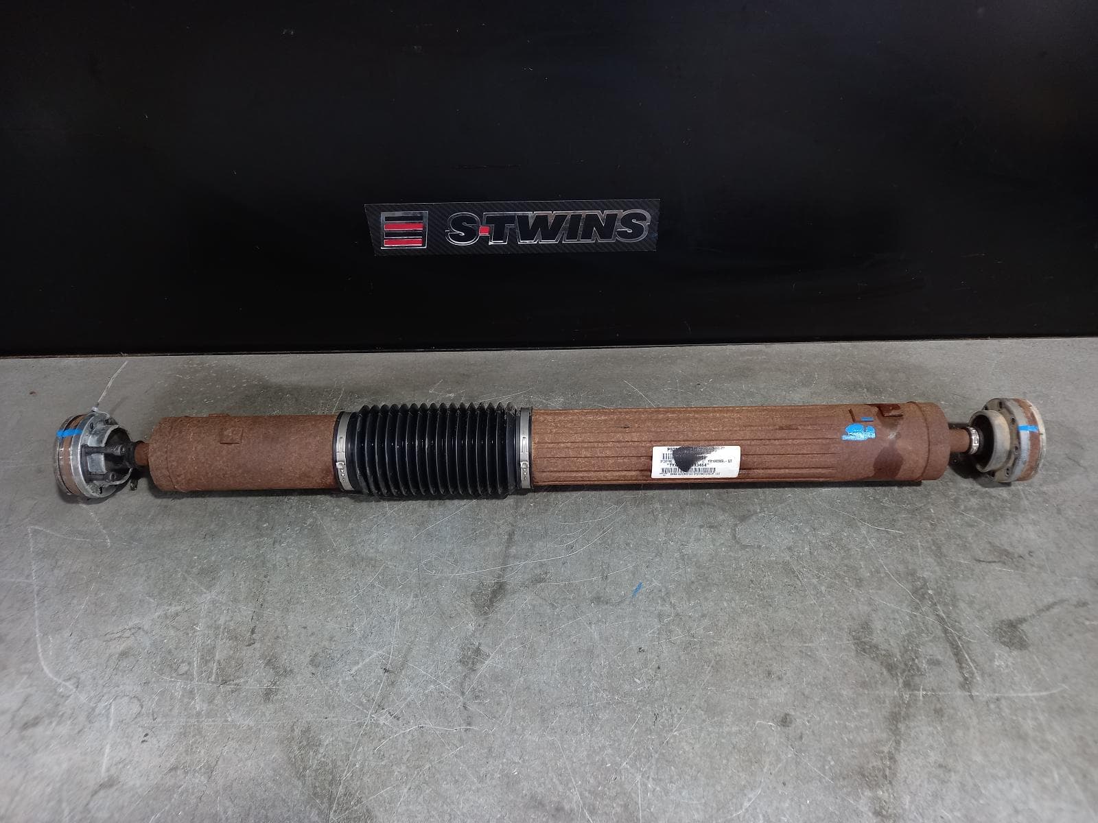 Used auto part listing image: 2012 JEEP WRANGLER REAR PROP SHAFT 3.6, PETROL, MANUAL T/M, 4DR, UNLIMITED RUBICON, JK, 02/12-07/18 0000181845