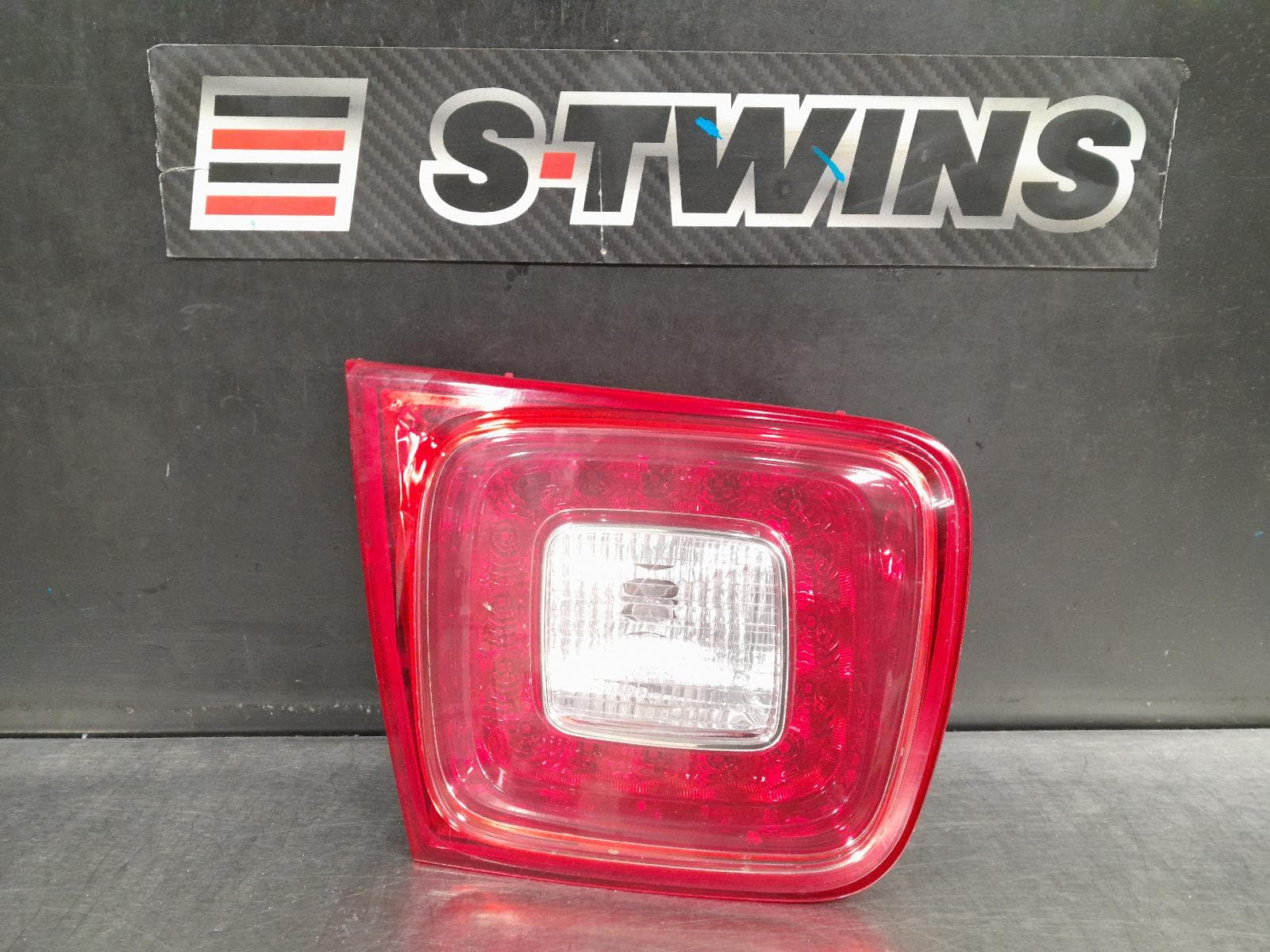 Used auto part listing image: 2013 HOLDEN MALIBU REAR GARNISH BOOTLID LAMP (LH SIDE), V300, CDX TYPE, 06/13-12/17 0000251778