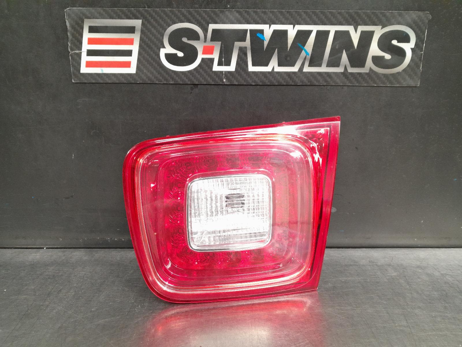 Used auto part listing image: 2013 HOLDEN MALIBU REAR GARNISH BOOTLID LAMP (RH SIDE), V300, CDX TYPE, 06/13-12/17 0000251779