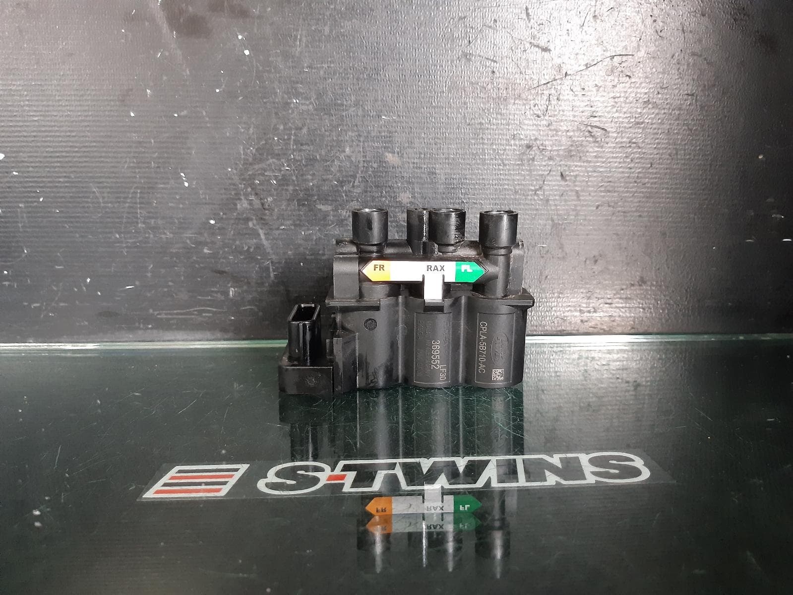 Used auto part listing image: 2015 LAND ROVER RANGEROVER SPORT AIR RIDE COMPRESSOR LEVELLING VALVE BLOCK (FRONT), L494, 12/13-05/18 0000178226