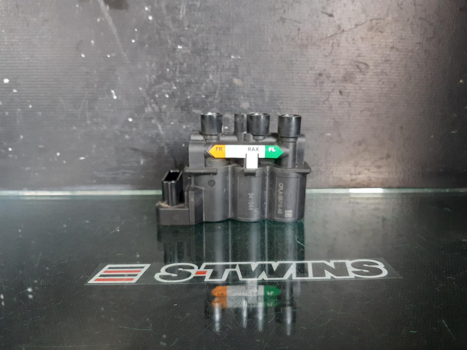 Used auto part listing image: 2015 LAND ROVER RANGEROVER SPORT AIR RIDE COMPRESSOR LEVELLING VALVE BLOCK (FRONT), L494, 12/13-05/18 0000178237