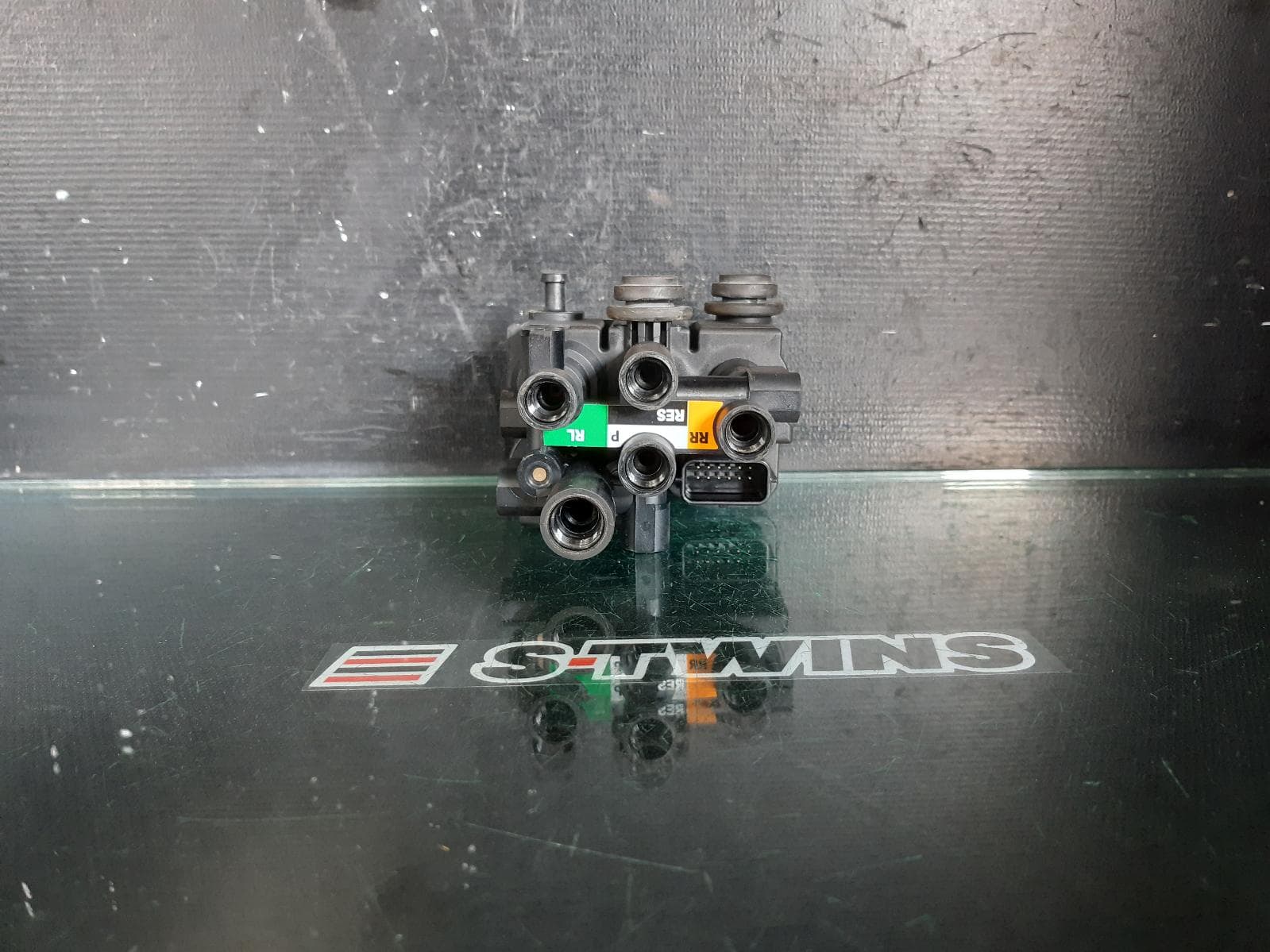 Used auto part listing image: 2015 LAND ROVER RANGEROVER SPORT AIR RIDE COMPRESSOR LEVELLING VALVE BLOCK (REAR), L494, 12/13-05/18 0000178238